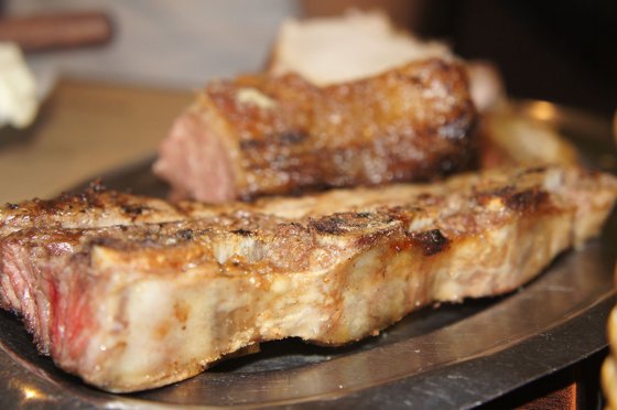 Asado de tira a la parrilla, servido en una chapa