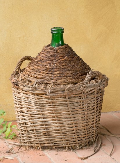 Damajuana de vidrio verde con funda de mimbre