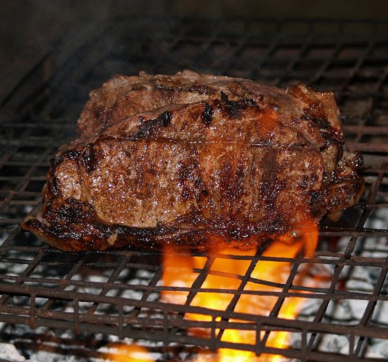 Corte de carne sin hueso cocinándose en la parrilla